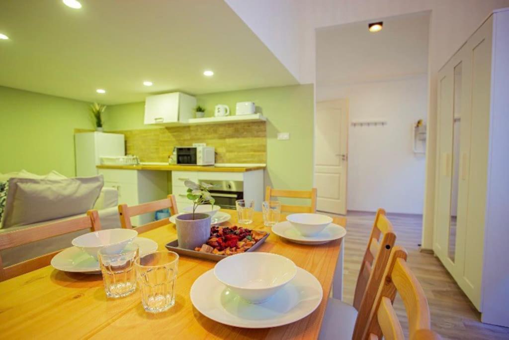 Cosy 2 Bedroom Flat In Akacfa St., Sol Boedapest Buitenkant foto